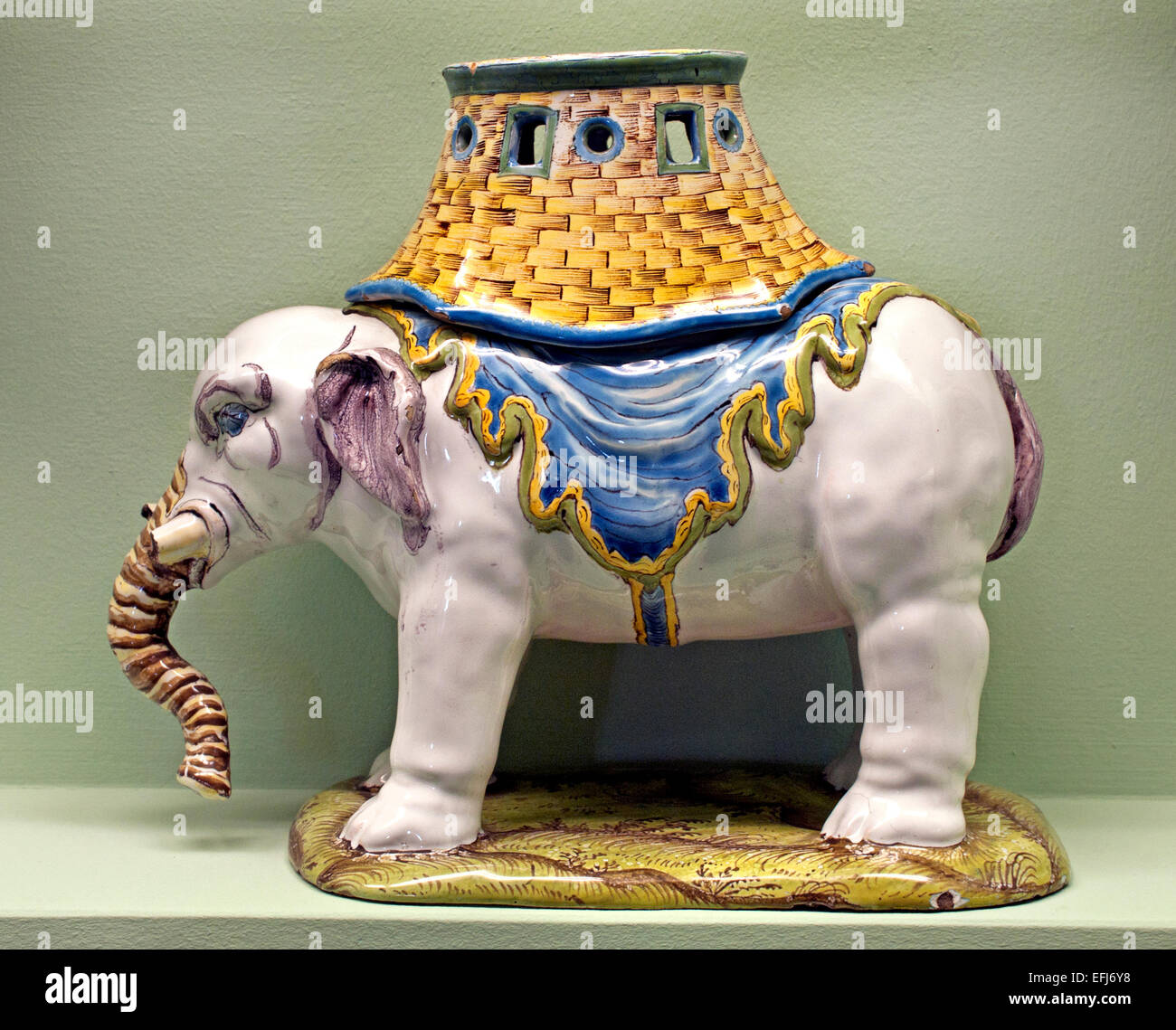 Profumo di elefante bruciatore ( Faience - Ceramica ) Charles François Hannong 1669 - 1739 ( originariamente olandese potters Family ) Paul Anthony divenne il capo della fabbrica nel 1732 Musée des Arts Décoratifs (Museo di Arte Decorativa) Strasburgo Francia Foto Stock