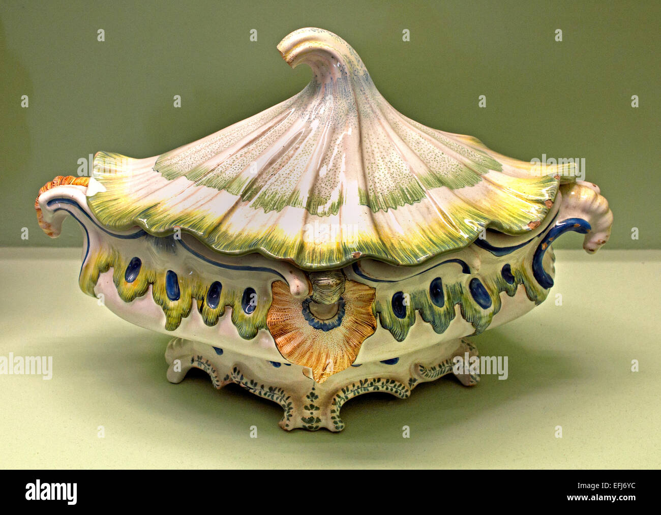 Faenza - Ceramica Charles François Hannong 1669 - 1739 ( originariamente olandese potters Family ) Paul Anthony divenne il capo della fabbrica nel 1732 Musée des Arts Décoratifs (Museo di Arte Decorativa) Strasburgo Francia Foto Stock