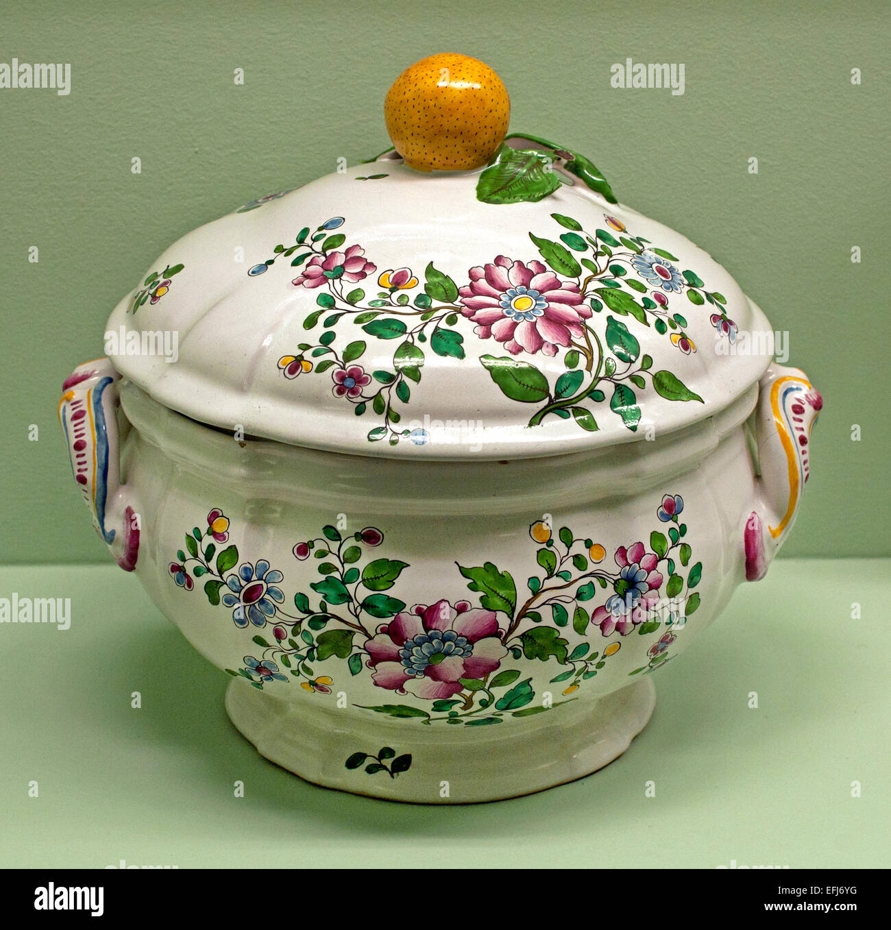 Faenza - Ceramica Charles François Hannong 1669 - 1739 ( originariamente olandese potters Family ) Paul Anthony divenne il capo della fabbrica nel 1732 Musée des Arts Décoratifs (Museo di Arte Decorativa) Strasburgo Francia Foto Stock