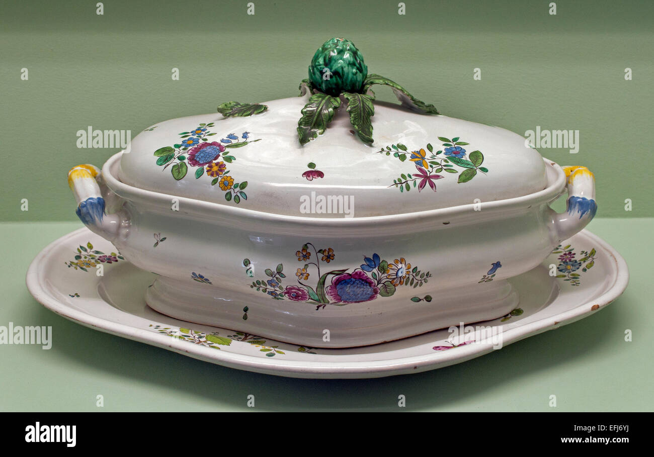 Faenza - Ceramica Charles François Hannong 1669 - 1739 ( originariamente olandese potters Family ) Paul Anthony divenne il capo della fabbrica nel 1732 Musée des Arts Décoratifs (Museo di Arte Decorativa) Strasburgo Francia Foto Stock