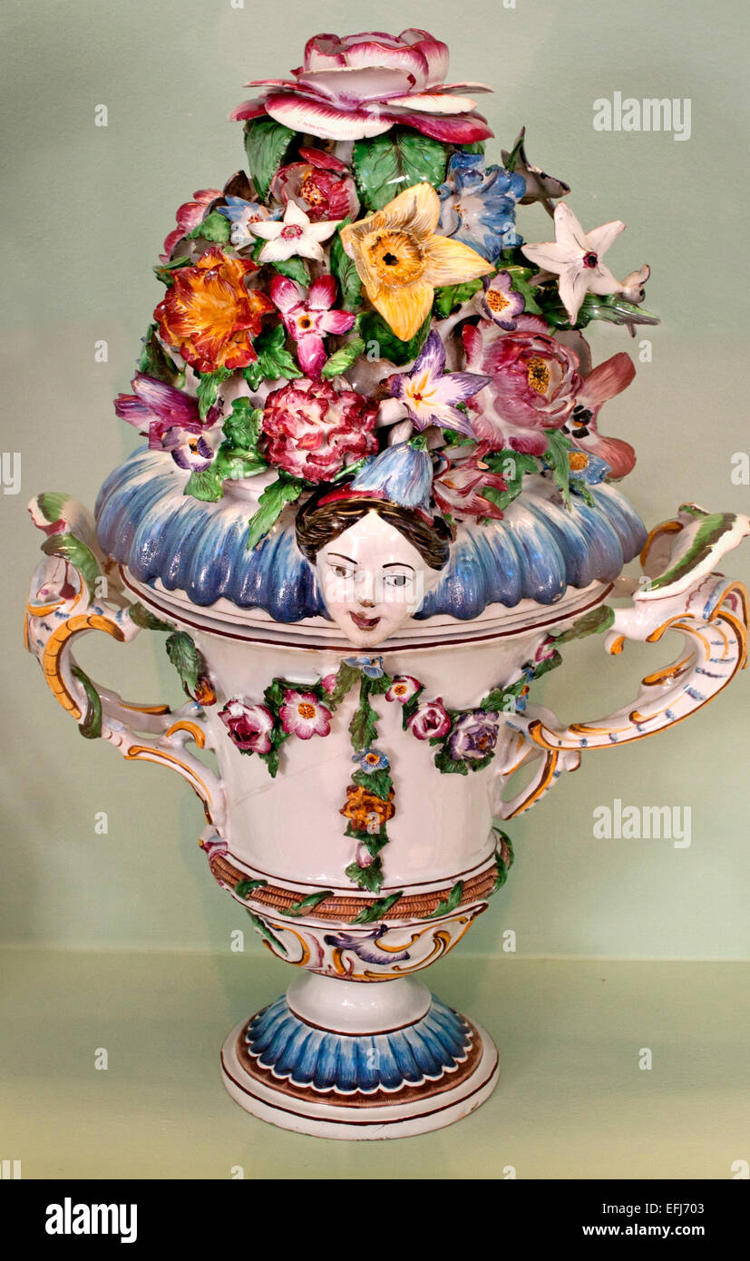 Faenza - Ceramica Charles François Hannong 1669 - 1739 ( originariamente olandese potters Family ) Paul Anthony divenne il capo della fabbrica nel 1732 Musée des Arts Décoratifs (Museo di Arte Decorativa) Strasburgo Francia Foto Stock