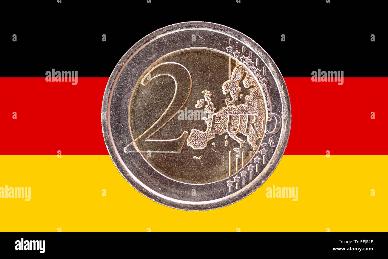 Faccia comune delle due euro moneta isolata sulla bandiera nazionale della Germania come sfondo Foto Stock