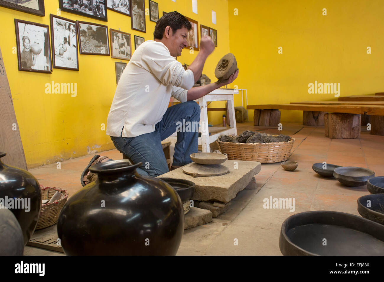 San Bartolo Coyotepec, Messico - Javier Nieto Castillo dimostra la realizzazione di ceramica nera a Doña Rosa studio. Foto Stock