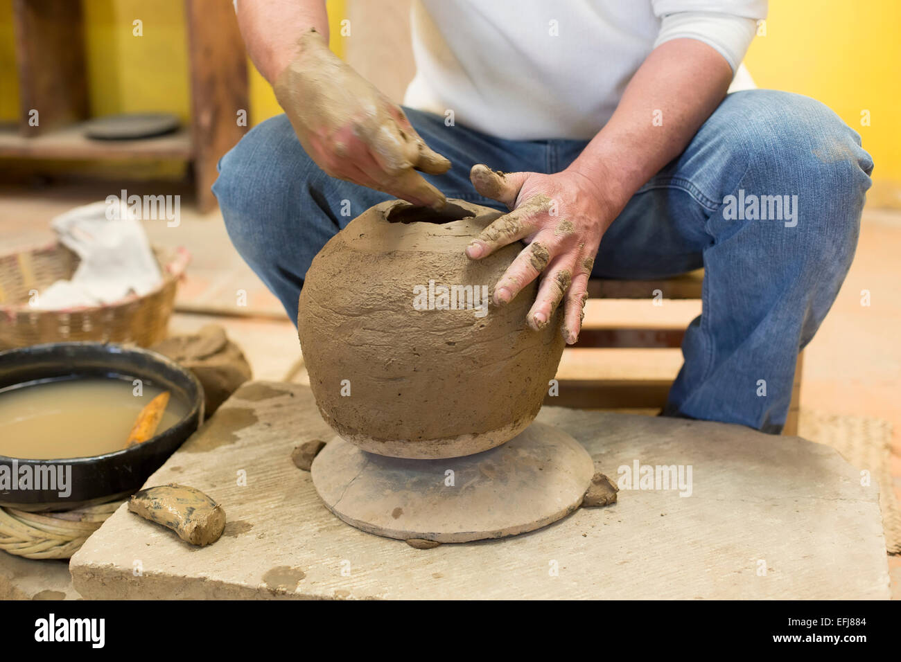 San Bartolo Coyotepec, Messico - Javier Nieto Castillo dimostra la realizzazione di ceramica nera a Doña Rosa studio. Foto Stock