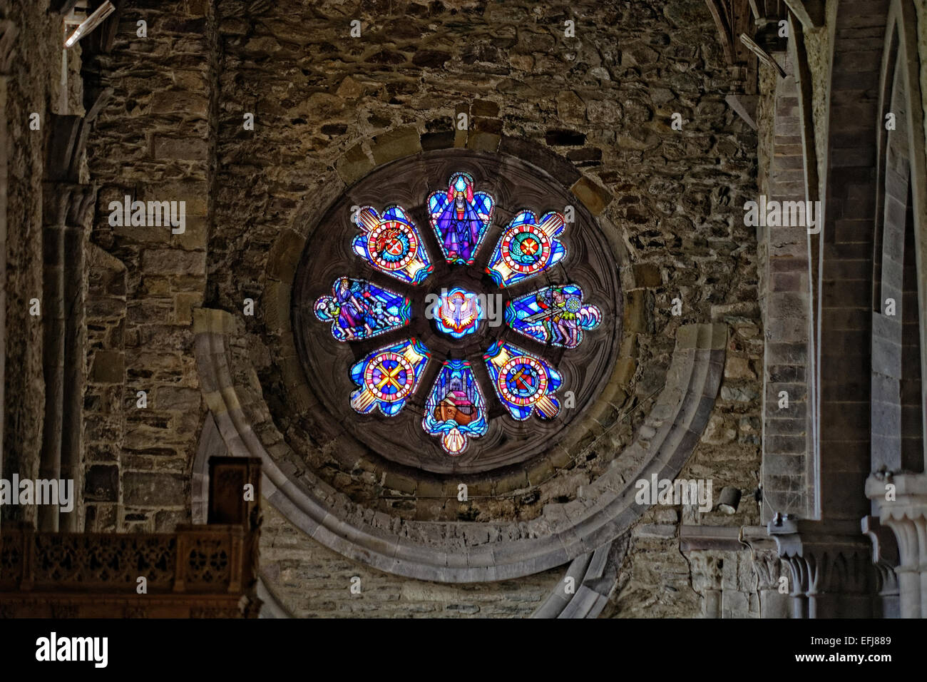 St Davids Cathedral (Gallese Eglwys Gadeiriol Tyddewi), è situato a St Davids nella contea di Pembrokeshire rosone Foto Stock