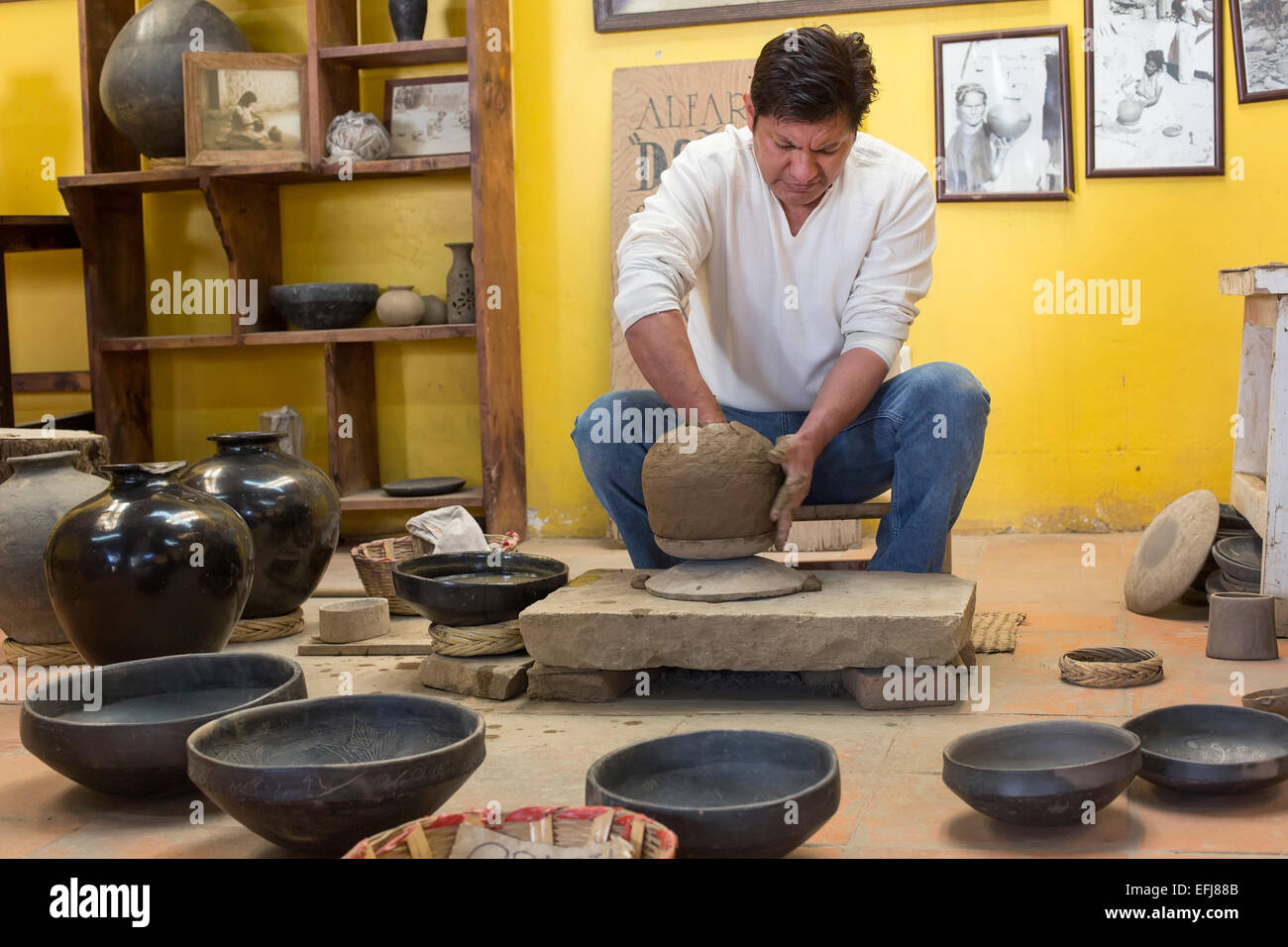 San Bartolo Coyotepec, Messico - Javier Nieto Castillo dimostra la realizzazione di ceramica nera a Doña Rosa studio. Foto Stock