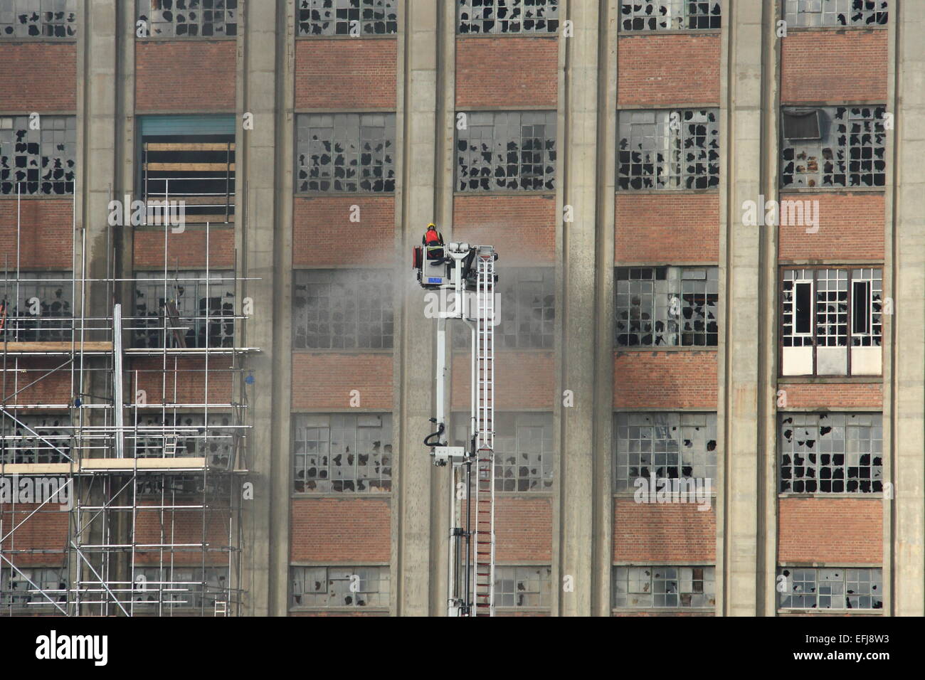 Londra, Regno Unito. 05 feb 2015. Millennium Mills, Cannning Town fire vede 8 motori Fire e quasi 60 vigili del fuoco affrontare il blaze. I vigili del fuoco sono stati avvisati del blaze intorno al 12:30hrs il giovedì pomeriggio. Il fuoco è riportato sono state contenute al quarto e quinto piano del mezzo milione di sq ft building. Un incendio squadra di indagine è stata inviata alla scena per determinare la causa dell'incendio. Credito: Hot Shots/Alamy Live News Foto Stock