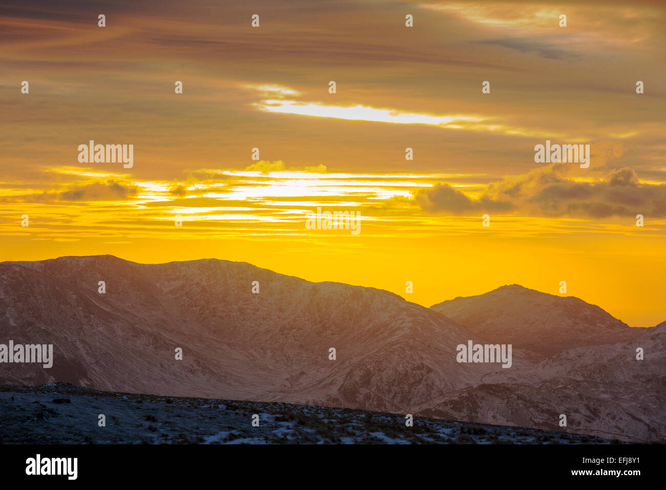 La vista a sud-ovest dal vertice di Rosso ghiaioni al tramonto nel distretto del lago, UK, prese su Mercoledì 4 febbraio 2015 Foto Stock