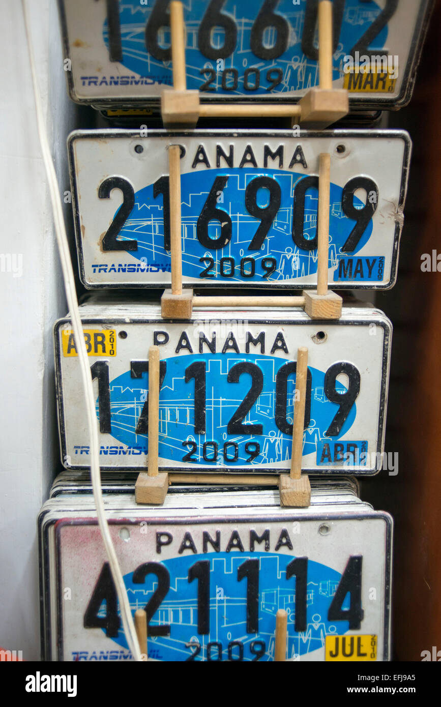 Panama la targa ricordo. Vecchia auto targhe di immatricolazione e Panama  cappelli in vendita , Casco Viejo , Città di Panama , Panama. Il quartiere  vecchio Foto stock - Alamy