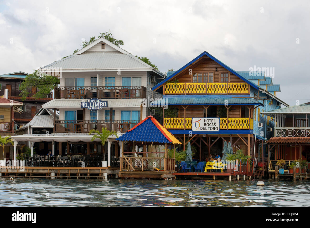 Panama Bocas del Toro lungomare. Panama. Litorale di Bocas città con alberghi, ristoranti e taxi acquei, Bocas del Toro, Panam Foto Stock