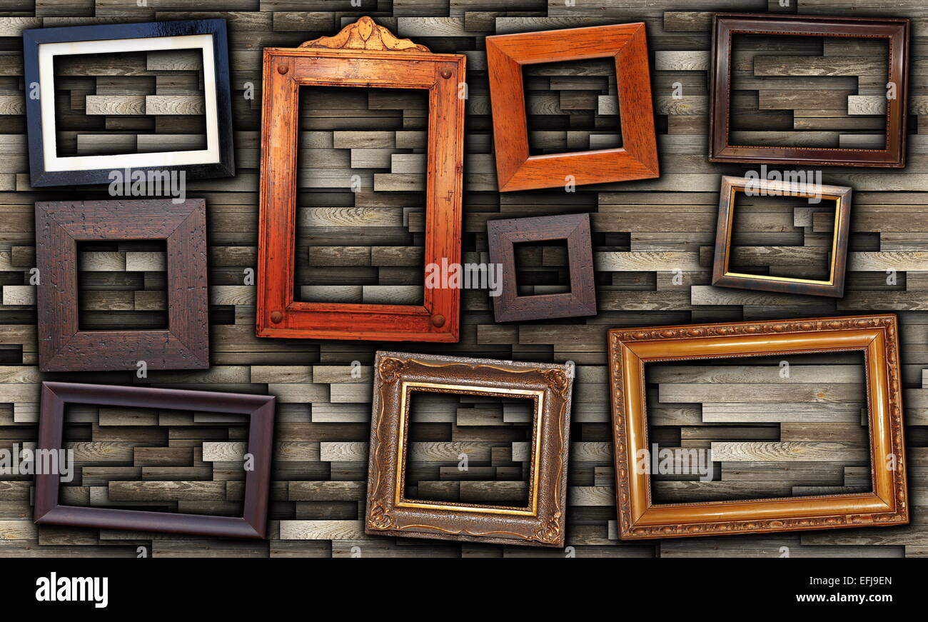 Disposizione astratta di cornici di legno sulla parete grungy Foto Stock