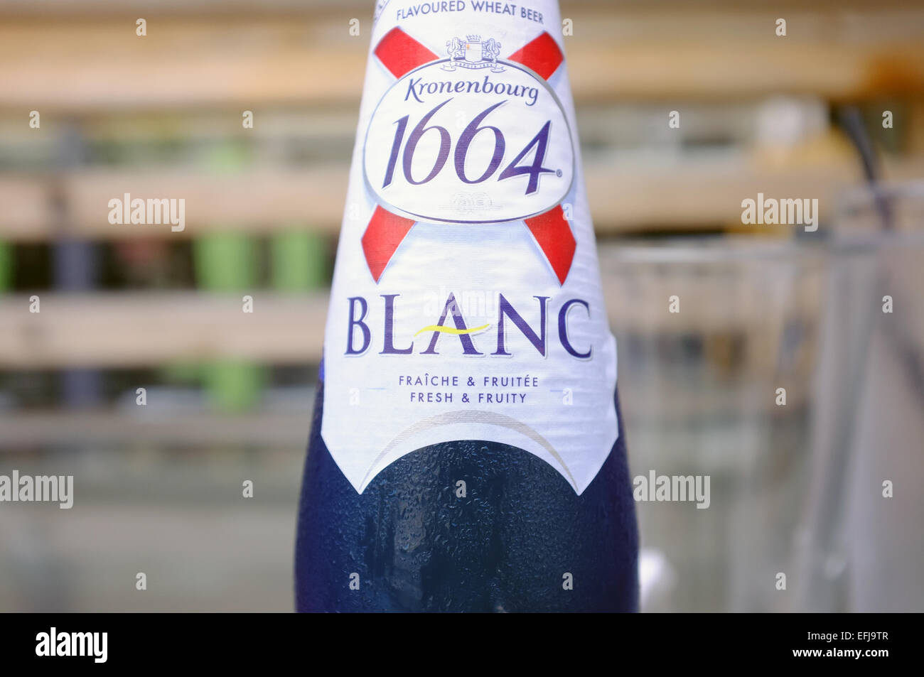 L'etichetta del collo di una bottiglia di Kronenbourg 1664 Blanc. Foto Stock