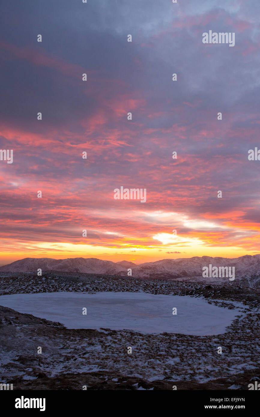 La vista a sud-ovest dal vertice di Rosso ghiaioni al tramonto nel distretto del lago, UK, prese su Mercoledì 4 febbraio 2015 Foto Stock