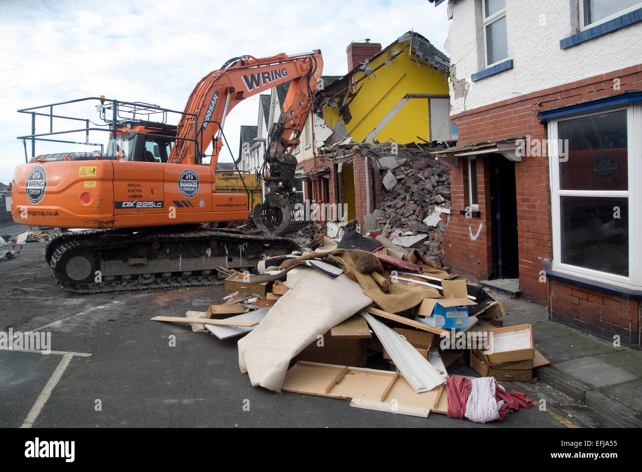 Aberystwyth, Wales, Regno Unito. 5 febbraio, 2015. Una nonna home è stata demolita per far posto a due giganti al dettaglio la costruzione di negozi in Aberystwyth. Enid Jones's house è stata presa dopo che essendo obbligatoria acquistati per costruire un supermercato Tesco e Marks & Spencer store su Gianfranco strada in città. Credito: Andrew chittock/Alamy Live News Foto Stock