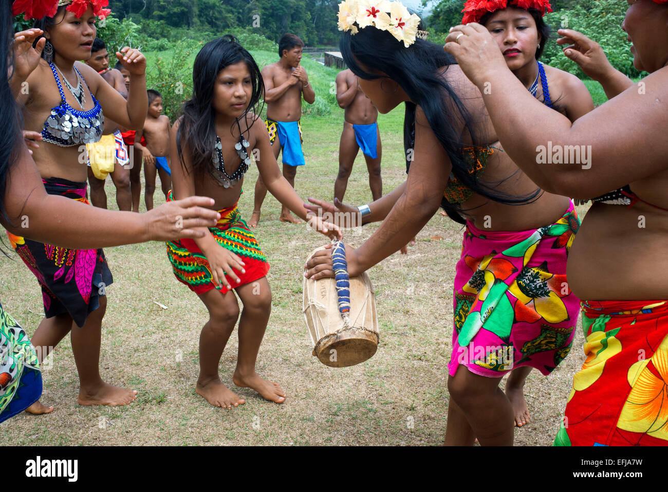 Musica e ballo nel villaggio dei nativi Indiani della tribù Embera, Embera Village, Panama. Panama Embera persone villaggio indiano Foto Stock