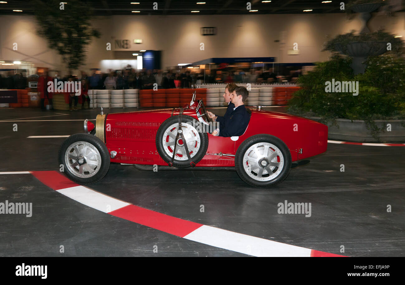 Un Bugatti del 1920 tipo 35B, essendo guidato nella mostra della Grand Avenue, al London Classic Car Show 2015 Foto Stock