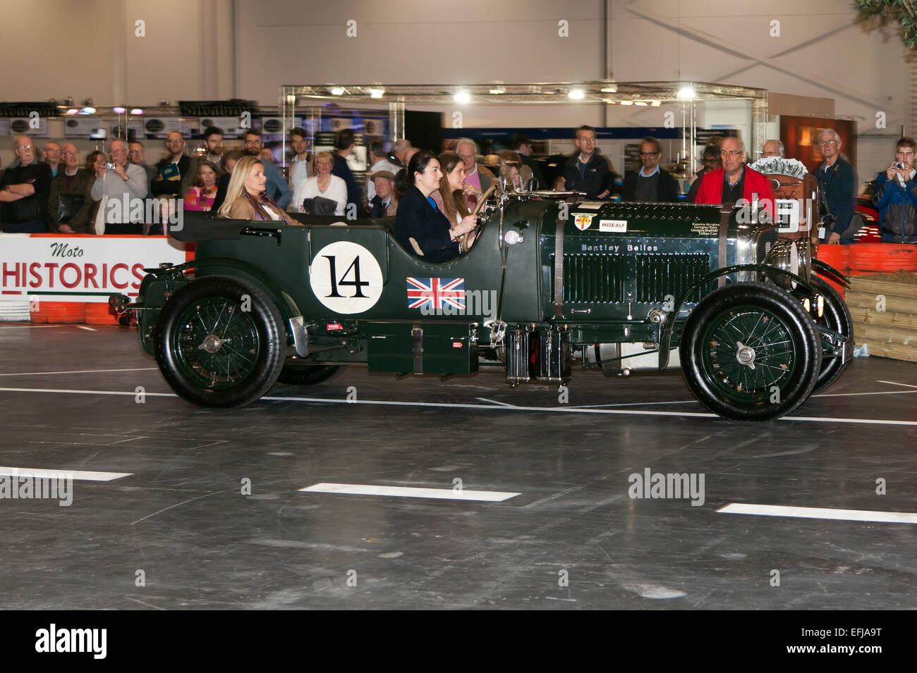 Una Bentley 4,5 litro open Tourer, essendo pilotati dal "Bentley campane', in Grand Avenue, mostra al London Classic Car Show. Foto Stock