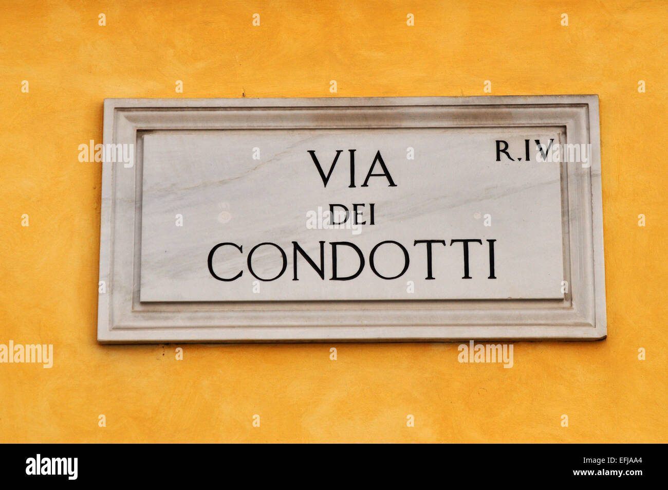Segno sulla parete gialla della vecchia strada famosa Via dei Condotti - occupato e di moda street - Roma, Italia Foto Stock