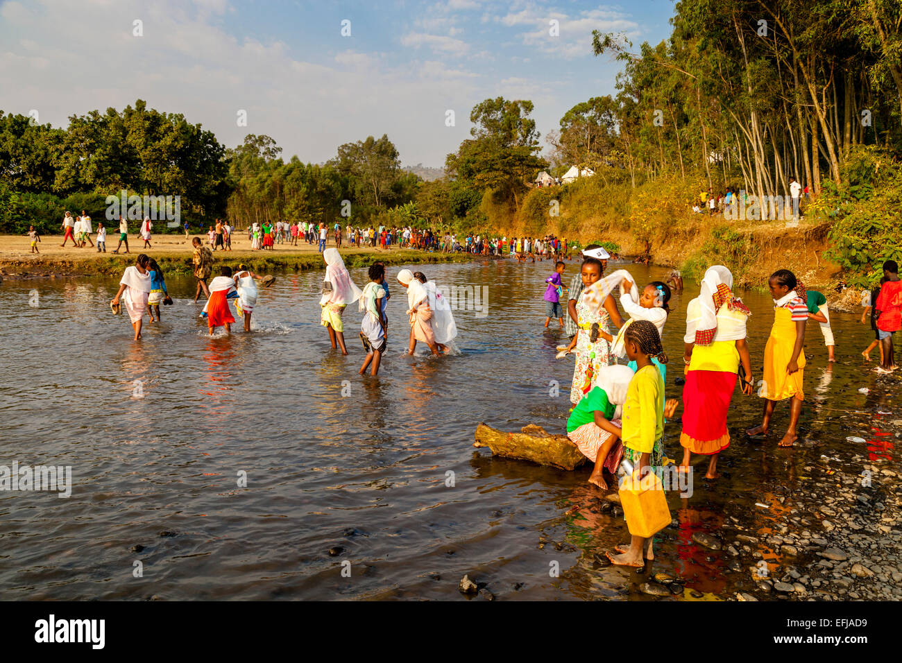 Giovani Etiopi si riuniranno presso il fiume durante il Timkat annuale (Epifania) Celebrazioni, Jinka Città, la Valle dell'Omo, Etiopia Foto Stock