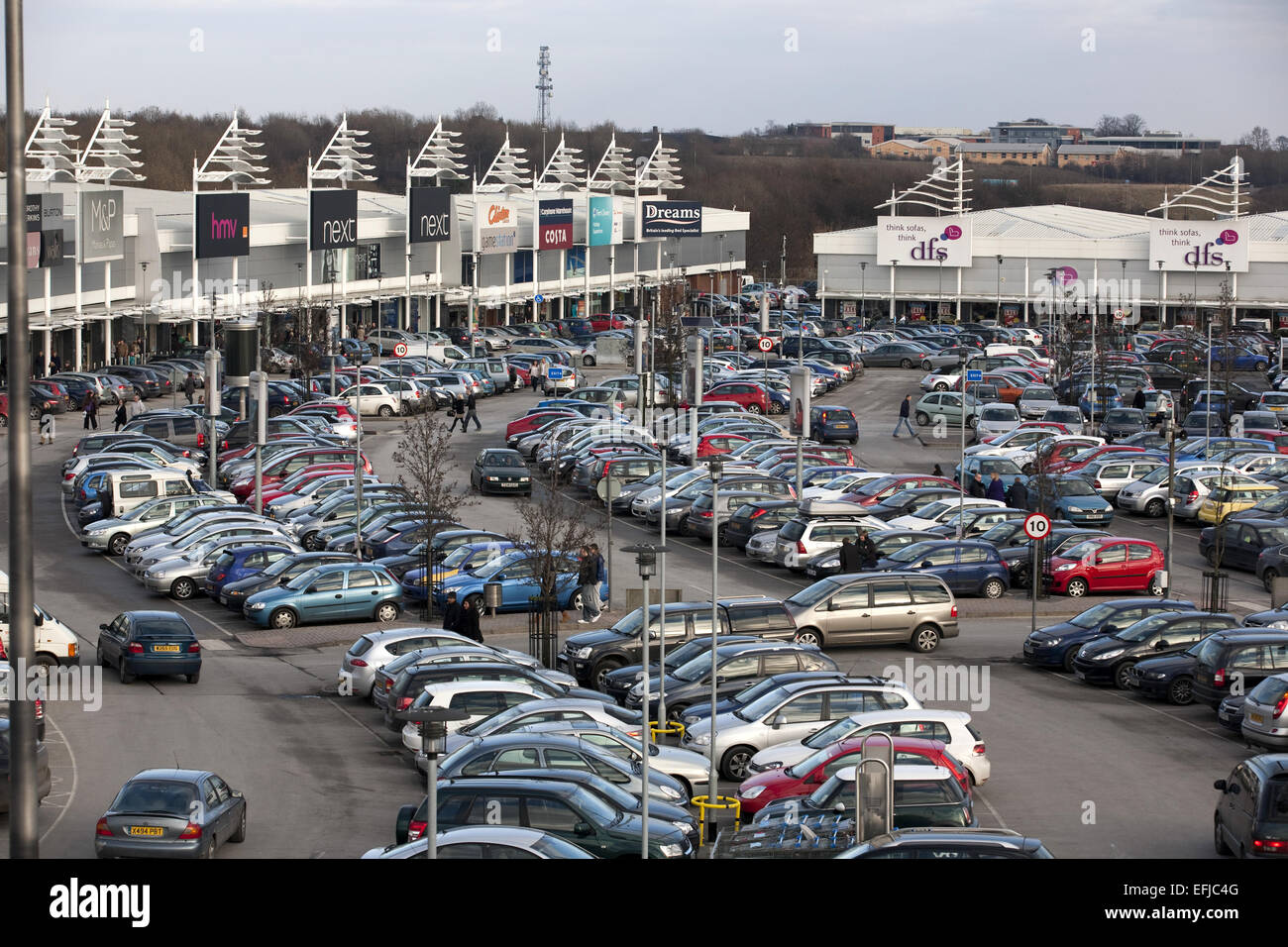 Auto nel parcheggio auto presso il retail park Foto Stock