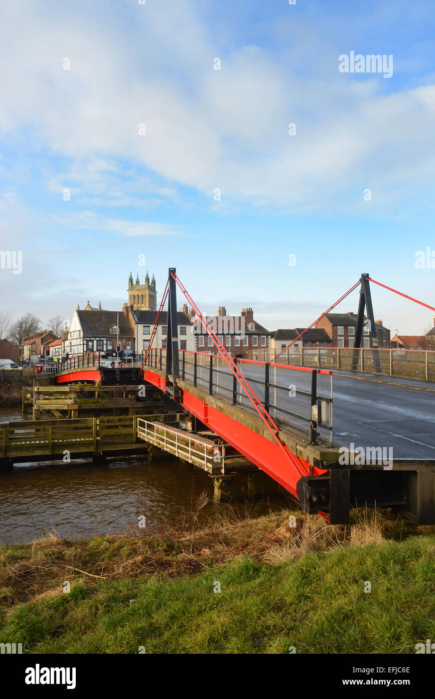 Selby road swing chiusura ponte sul fiume Ouse con selby abbey nella distanza Yorkshire Regno Unito Foto Stock