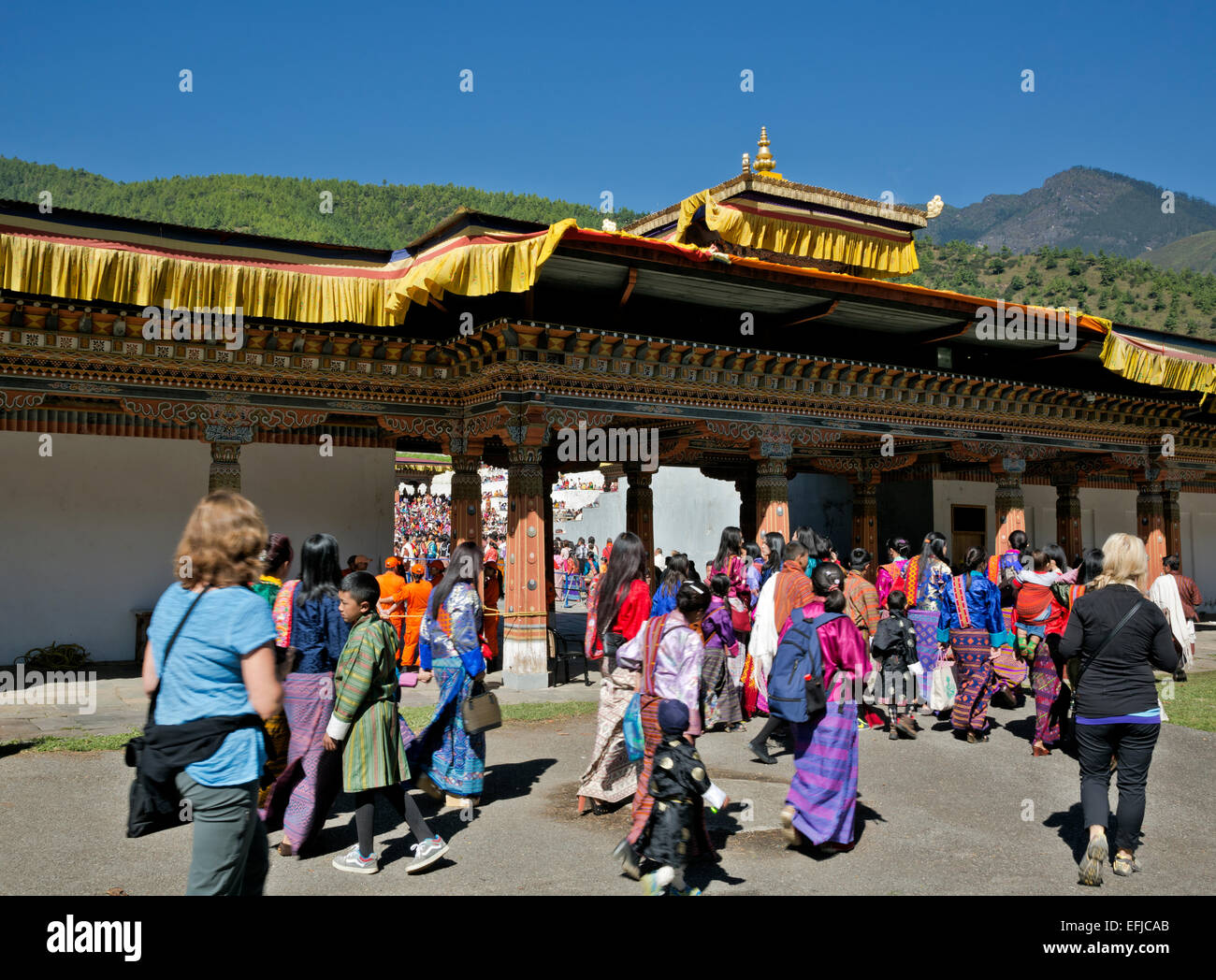 Il Bhutan - bhutanesi in abito tradizionale e turisti a Trashi Chhoe Dzong per una giornata di musica e balli cerimoniali. Foto Stock
