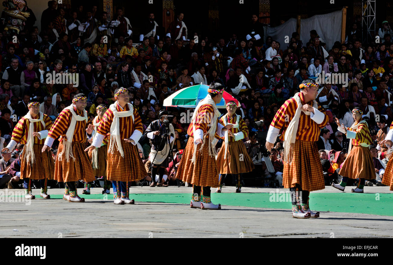 Il Bhutan - bhutanesi in abito tradizionale e i turisti al Trashi Chhoe Dzong per una giornata di musica e balli cerimoniali. Foto Stock
