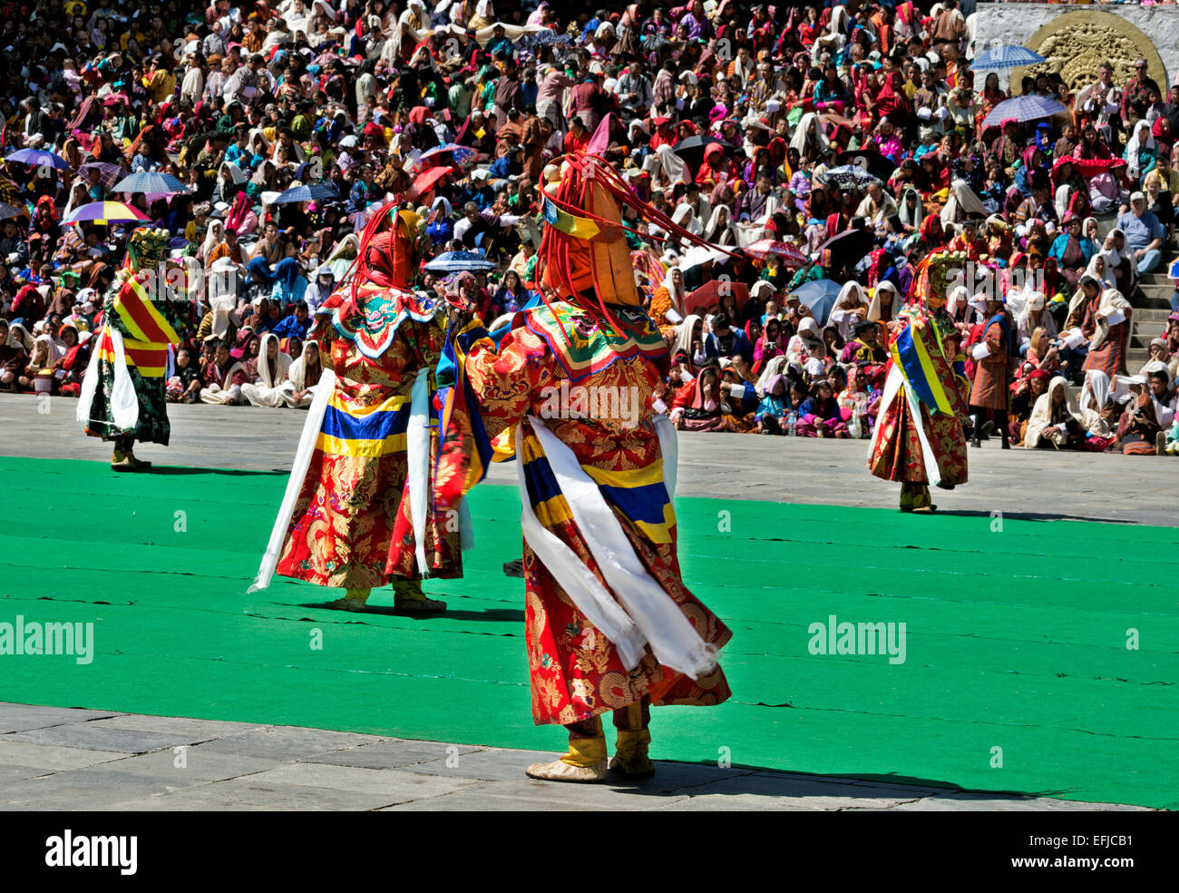 Il Bhutan - danzatori mascherati reinterpreta le storie e i miti ad una platea gremita presso il Trashi Chhoe Dzongduring il Thimphu Drubchen. Foto Stock
