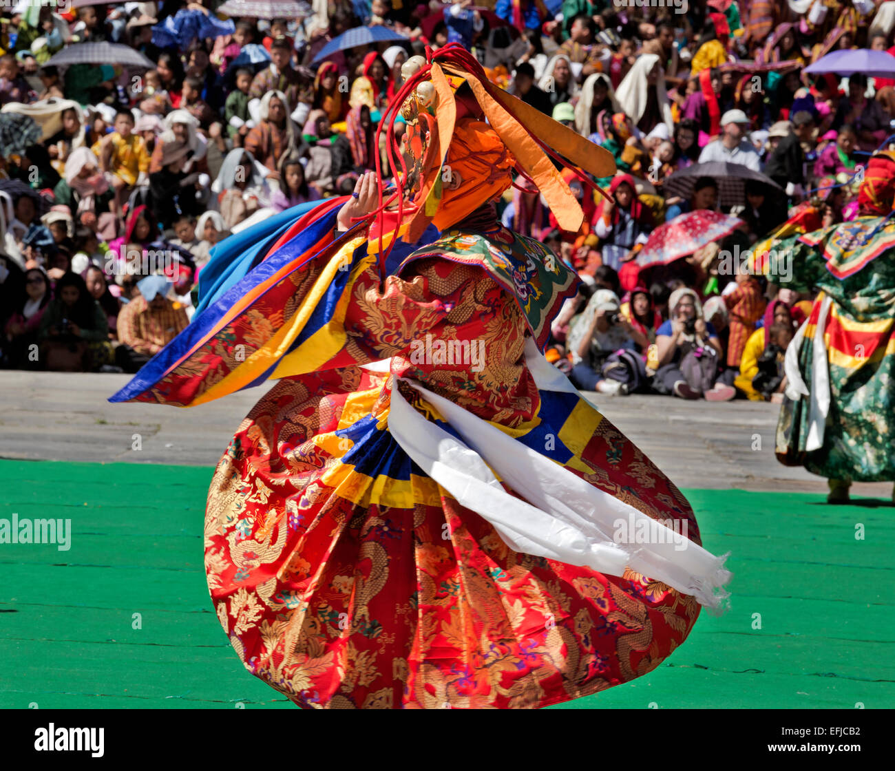 Il Bhutan - danzatori mascherati reinterpreta le storie e i miti ad una platea gremita presso il Trashi Chhoe Dzongduring durante Thimphu Drubchen. Foto Stock