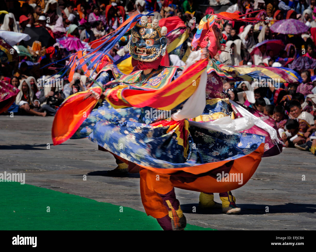 Il Bhutan - danzatori mascherati reinterpreta le storie e i miti ad una platea gremita presso il Trashi Chhoe Dzongduring il Thimphu Drubchen. Foto Stock