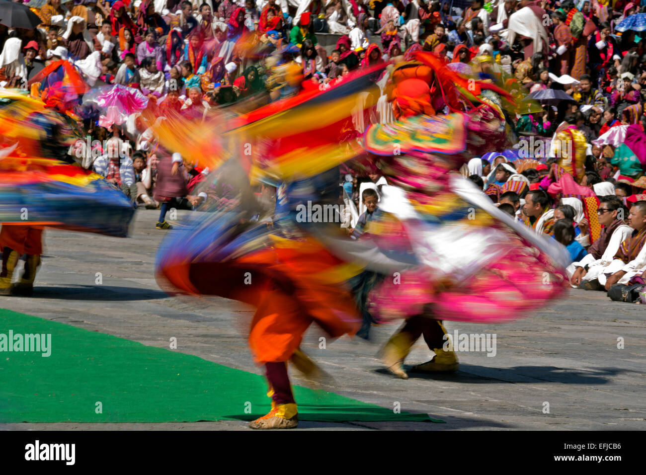 Il Bhutan - danzatori mascherati reinterpreta le storie e i miti ad una platea gremita presso il Trashi Chhoe Dzongduring il Thimphu Drubchen. Foto Stock