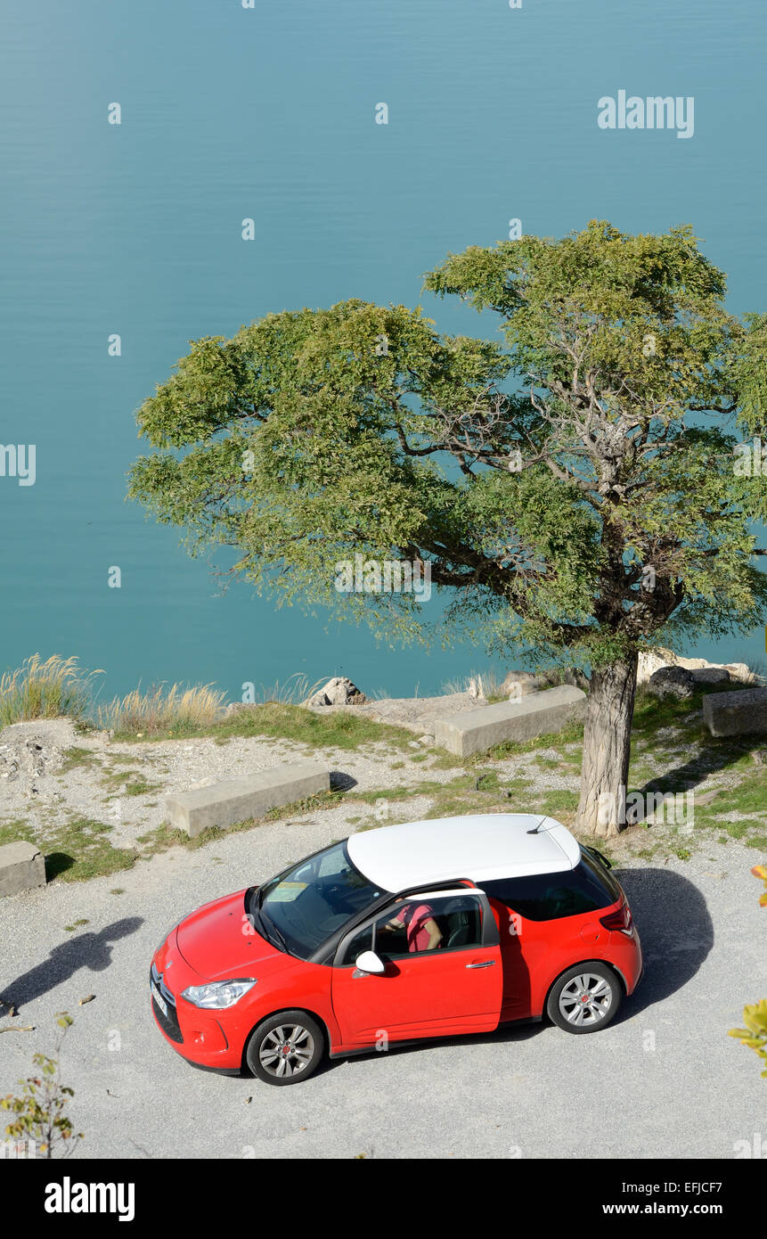Red Austin Mini auto parcheggiata dal lago di Castillon o serbatoio del Verdon Parco Regionale Alpes-de-Haute-Provence Provence Francia Foto Stock