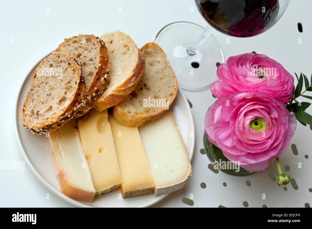 Formaggio, bicchiere di vino rosso e il pane su una tabella Foto Stock