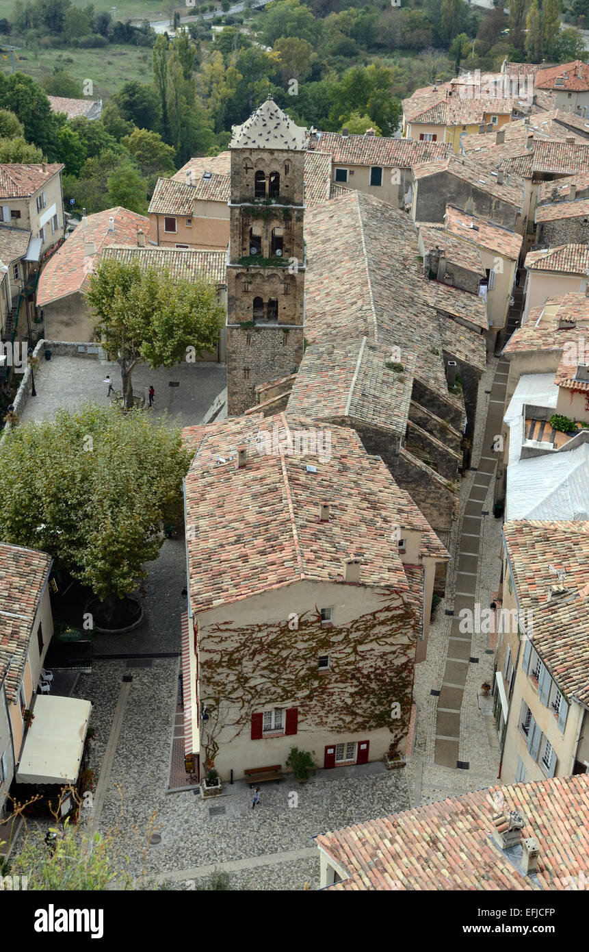 Vista su Moustiers o Moustiers-Sainte-Marie e il c12-14th romanica chiesa di Notre-Dame-de-l'Assomption Alpes-de-Haute-Provence Provence Francia Foto Stock