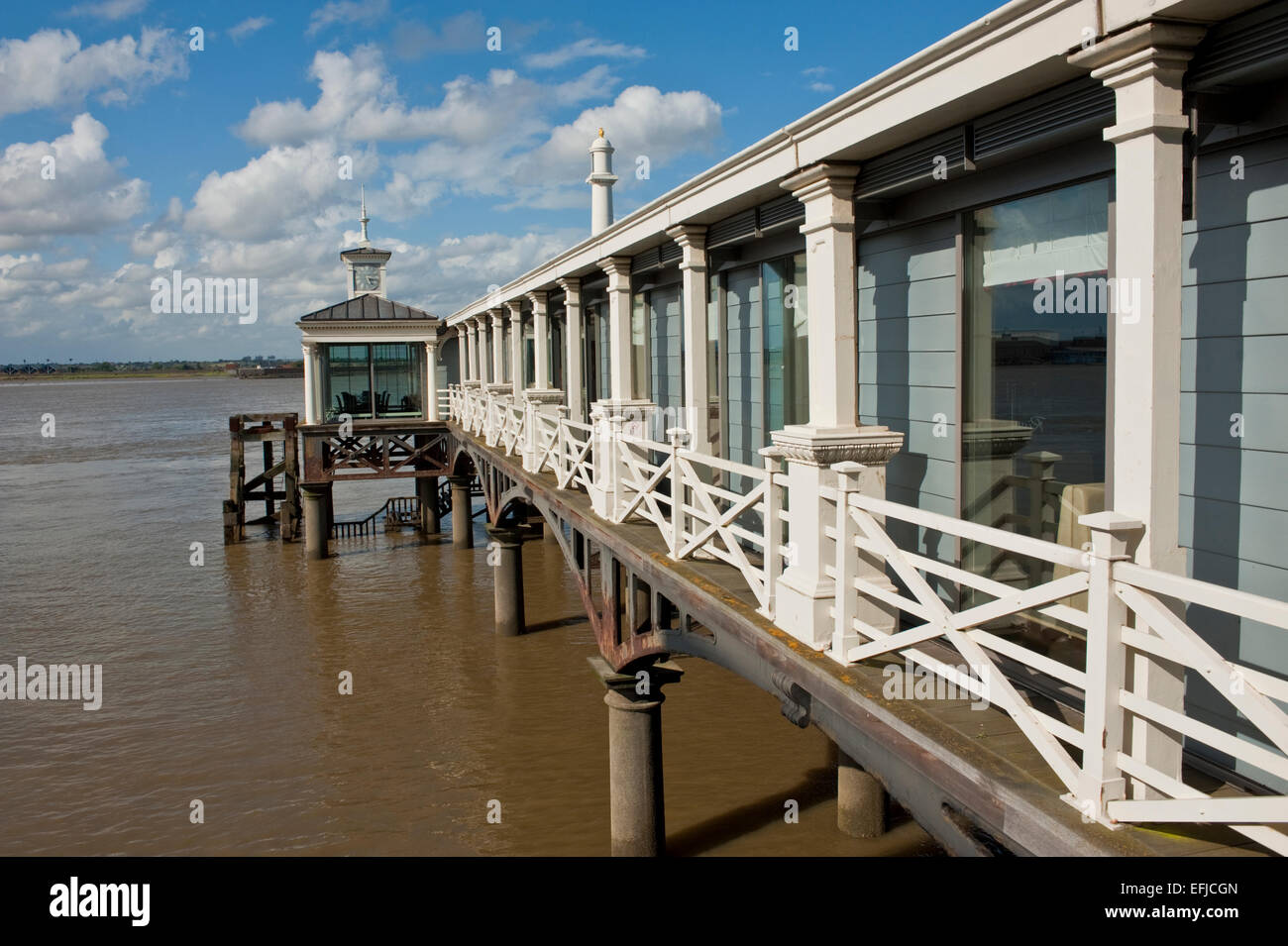 Il molo vecchio a Gravesend Kent. Il molo è il più antico sopravvissuto ghisa pier nel mondo. Costruito nel 1834 cadde in disuso Foto Stock