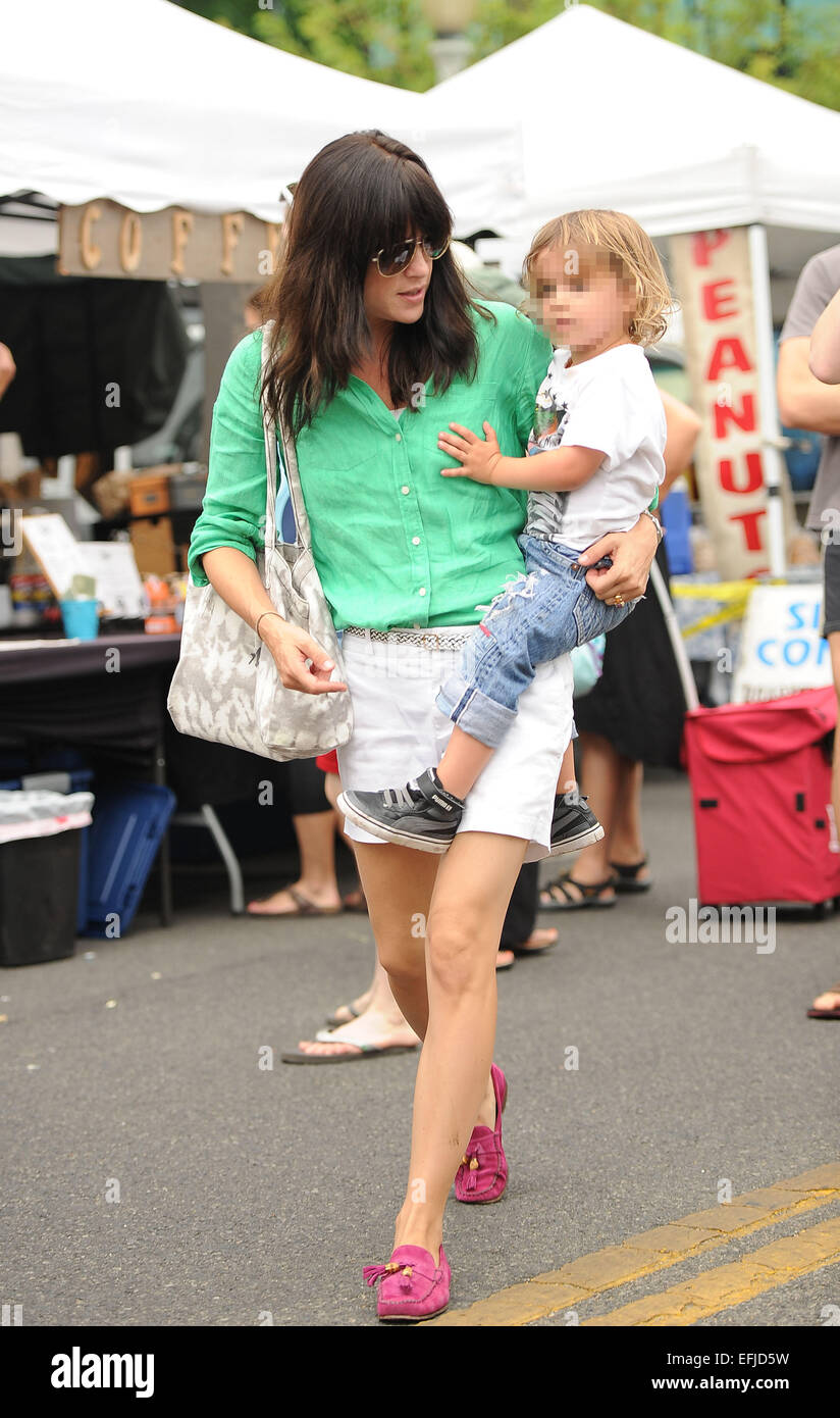 Selma Blair e suo figlio Arthur al mercato degli agricoltori in Los Angeles con: Selma Blair,Arthur Saint Bleick dove: Los Angeles, California, Stati Uniti quando: 03 Ago 2014 Foto Stock