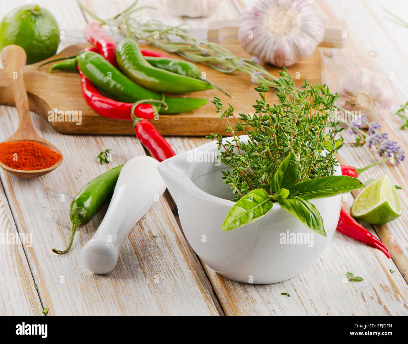 Malta e erbe aromatiche fresche e peperoncino su un tavolo di legno. Messa a fuoco selettiva Foto Stock