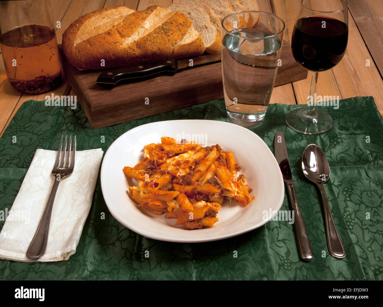 Un pasto di mostaccioli con il pane e il vino. Foto Stock