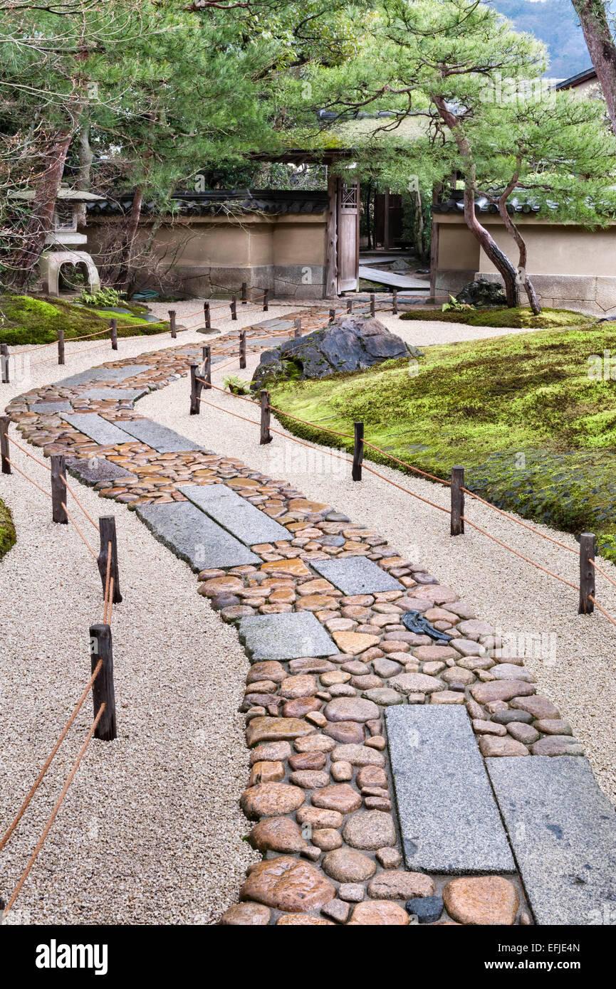 Un percorso in un giardino giapponese fatto di ciottoli e blocchi di granito, nei 20c giardini del Museo d'Arte Adachi di Adachi Zenko (Matsue, Giappone) Foto Stock