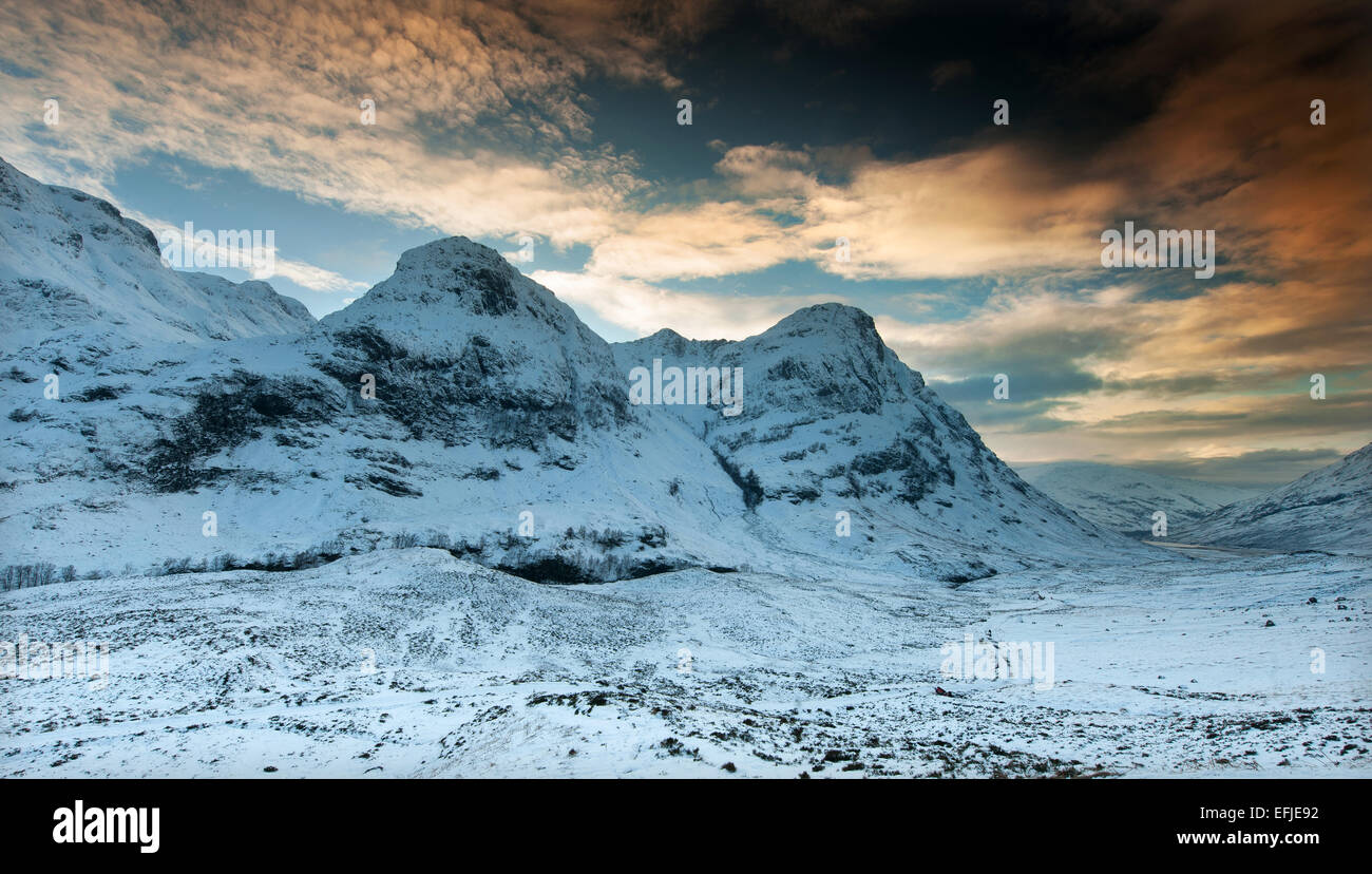 Vista invernale delle due sorelle di Glencoe, Highlands Foto Stock