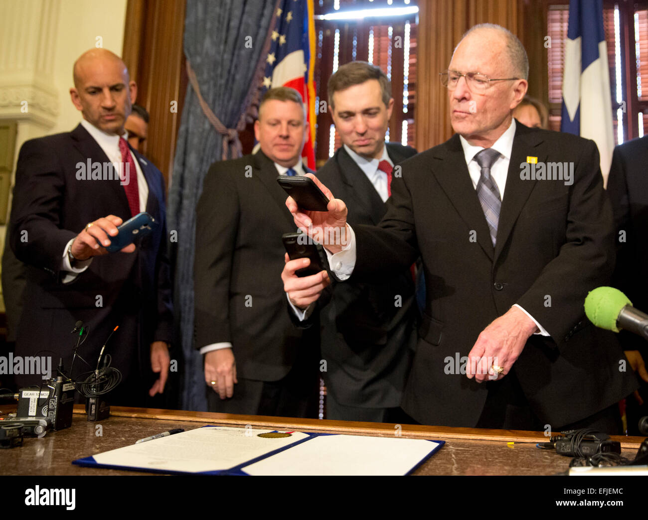 Stato del Texas i senatori e i rappresentanti di scattare foto con i loro telefoni cellulari della proclamazione dichiarando Chris Kyle giorno Foto Stock