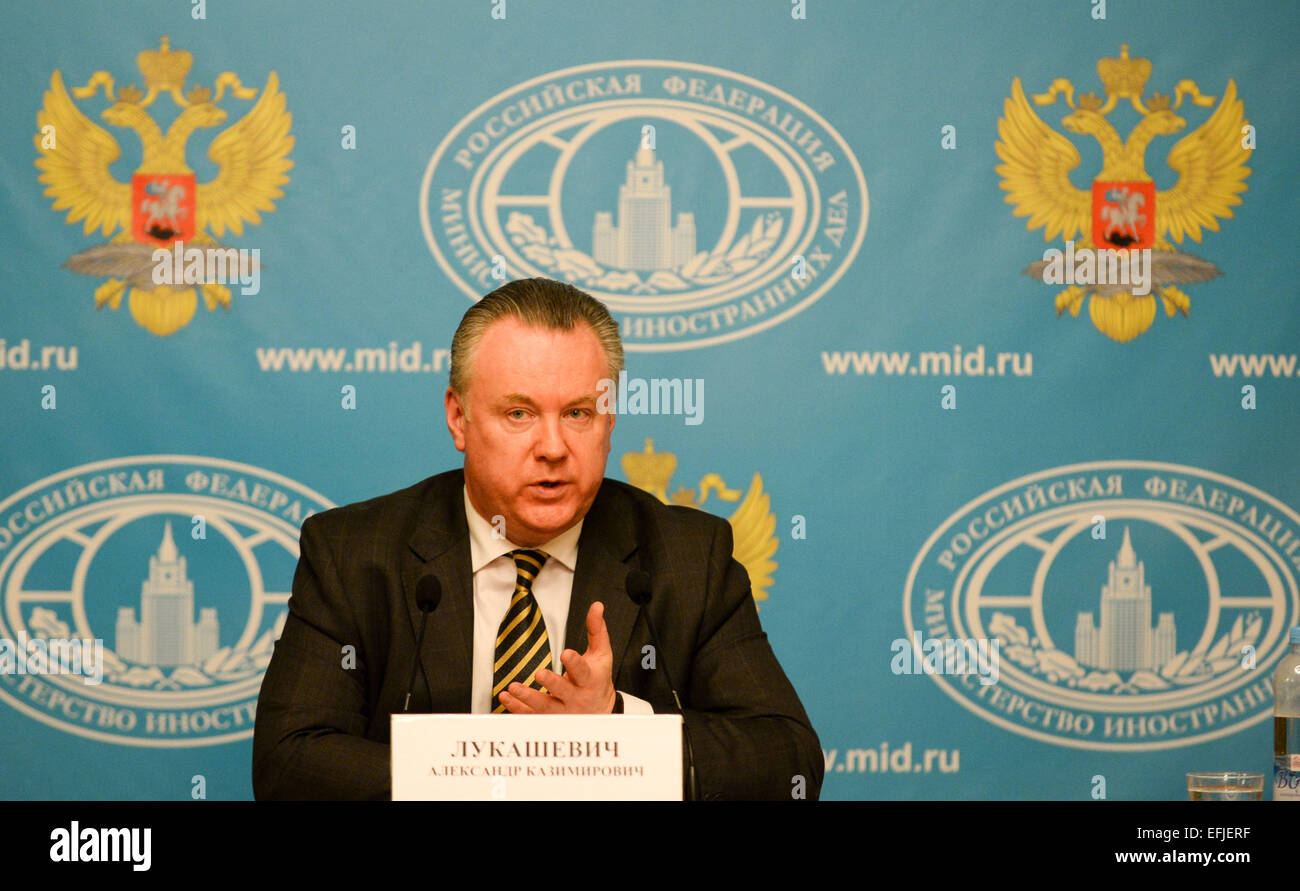 Mosca, Russia. 5 febbraio, 2015. Ministero russo degli Affari Esteri portavoce Alexander Lukashevich parla nel corso di una conferenza stampa a Mosca, Russia, Febbraio 5, 2015. Eventuali forniture di armi negli Stati Uniti per l'Ucraina consentirebbe non solo di escalation del conflitto nella sua parte orientale, ma anche minacciare la Russia sicurezza del Ministero degli esteri russo portavoce Alexander Lukashevich ha detto giovedì. © Jia Yuchen/Xinhua/Alamy Live News Foto Stock
