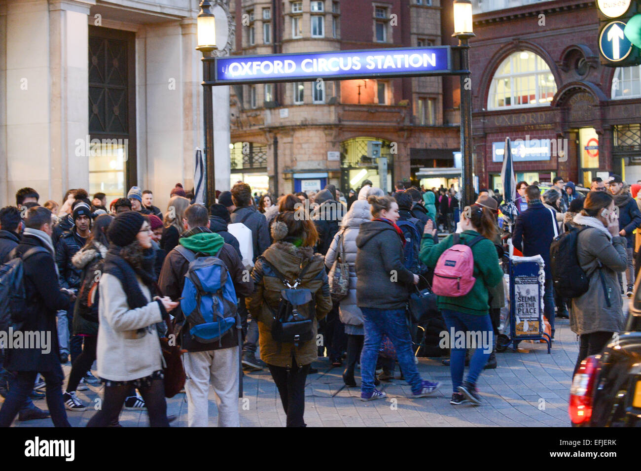 Oxford Street, Londra, Regno Unito. 5 febbraio 2015. Pendolari fanno la loro via di casa in ora di punta durante il London bus sciopero. Credito: Matteo Chattle/Alamy Live News Foto Stock