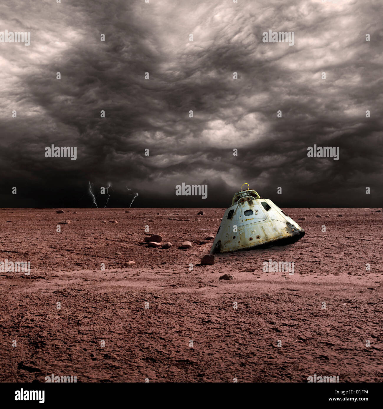 Un scorched capsula spaziale giace abbandonata su un mondo sterile. Nuvole di tempesta e fulmini sono in background. Foto Stock