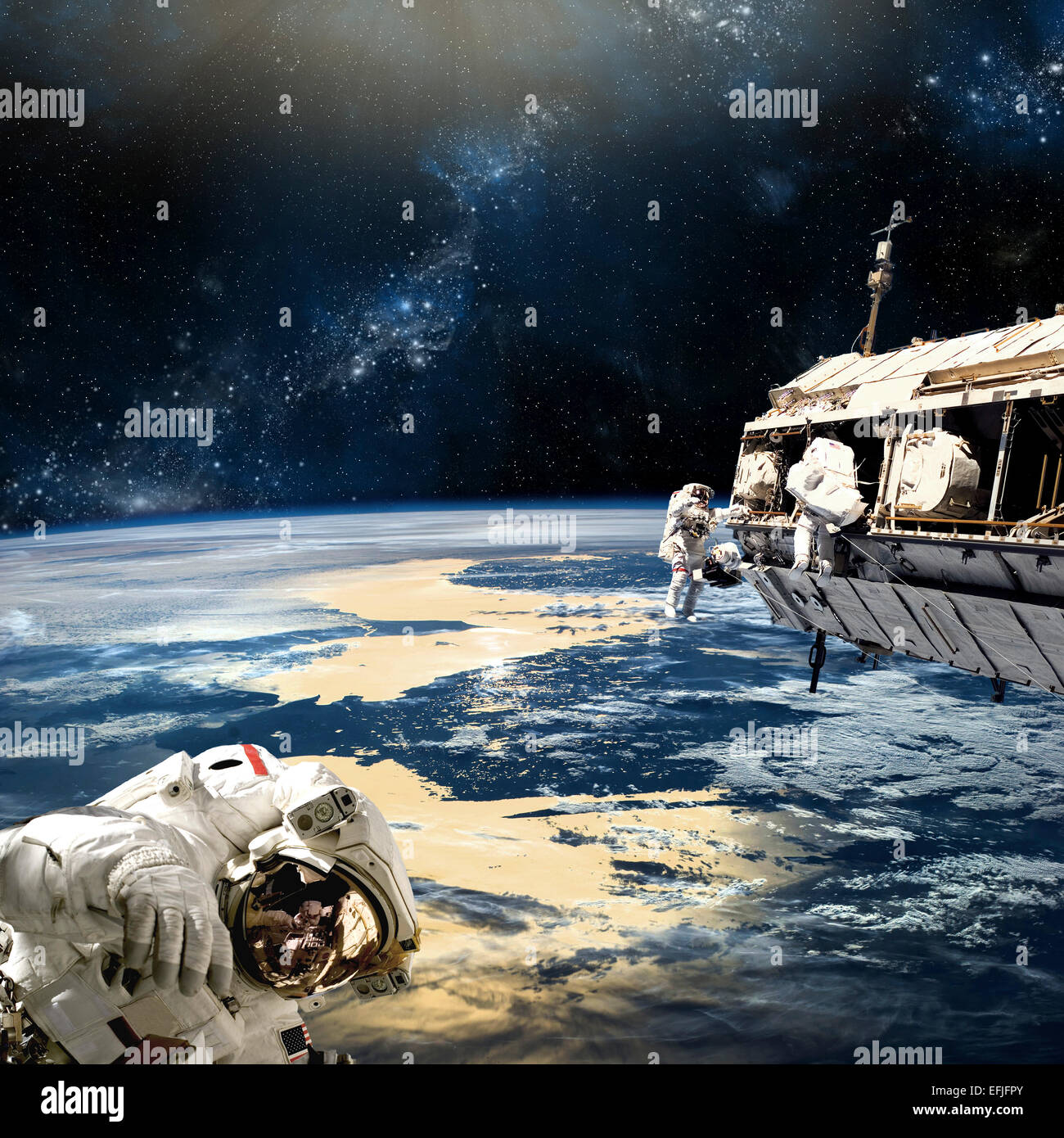 Un team di astronauti di eseguire lavori su una stazione spaziale in orbita mentre un grande, terra-come pianeta. La vicina stella brilla in giù su t Foto Stock