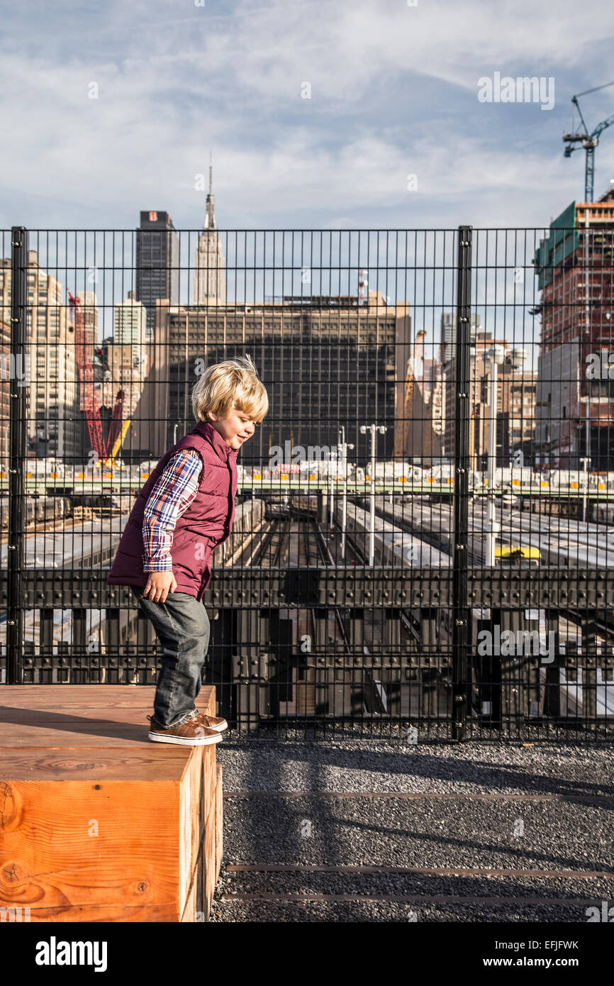 Ragazzo a giocare nella città Foto Stock