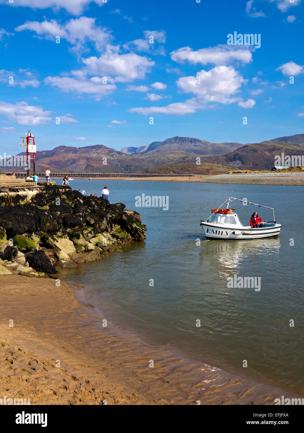 Piccoli traghetti passeggeri barca sul Mawddach Estuary a Blaenau Ffestiniog Bay in Gwynedd Snowdonia North Wales UK Foto Stock