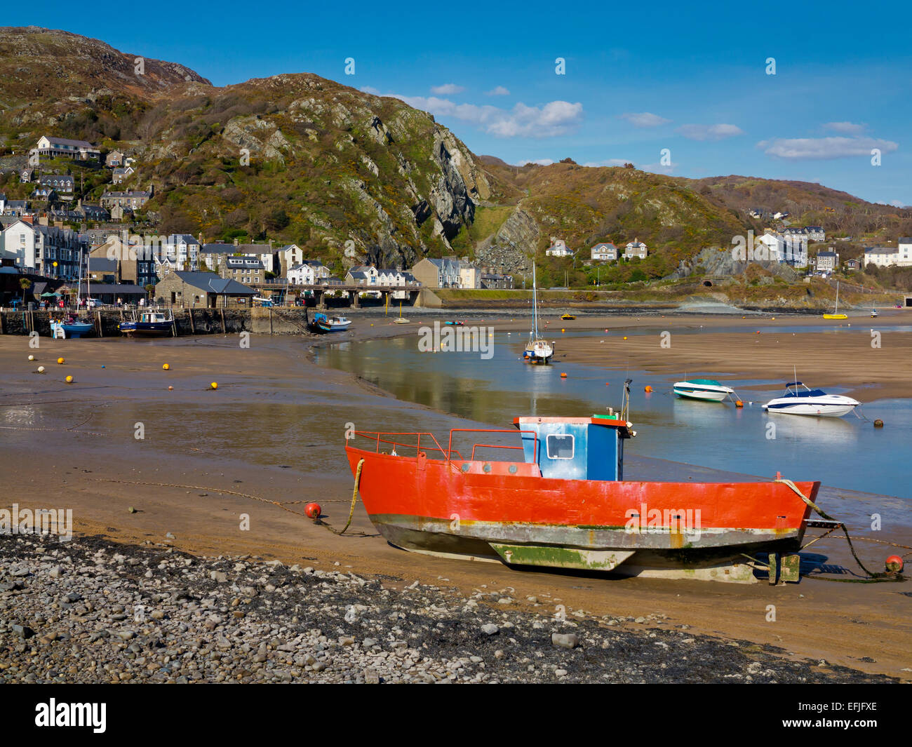 Barche sulla spiaggia sulla Mawddach Estuary a Blaenau Ffestiniog Bay in Gwynedd Snowdonia North Wales UK Foto Stock