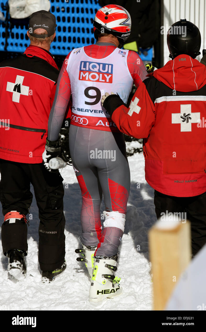 Bode Miller di Stati Uniti lascia il finish area dopo il crash durante la sua esecuzione in uomini Super-G presso lo sci alpino Campionati del Mondo di Vail - Beaver Creek, Colorado, Stati Uniti d'America, 05 febbraio 2015. Foto: STEPHAN JANSEN/dpa Foto Stock