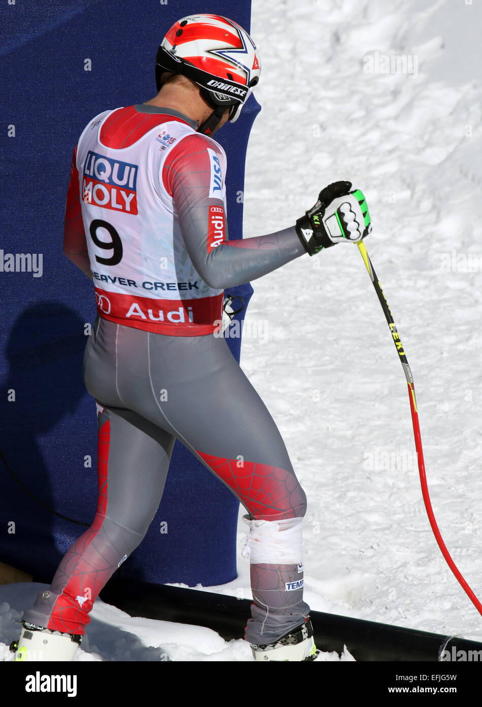 Beaver Creek, Colorado, Stati Uniti d'America. 5 febbraio, 2015. Feriti Bode Miller di Stati Uniti lascia il finish area dopo il crash durante la sua esecuzione in uomini Super-G presso lo sci alpino Campionati del Mondo di Vail - Beaver Creek, Colorado, Stati Uniti d'America, 05 febbraio 2015. Credito: dpa picture alliance/Alamy Live News Foto Stock